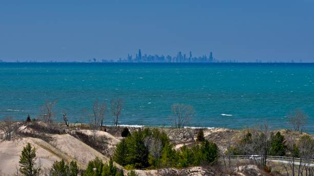 чикаго горизонта из индиана дюны национальный парк - chicago lake michigan skyline indiana стоковые фото и изображения