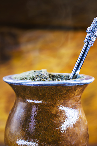 The mate, or mate, is a characteristic drink of Southern South American culture. It consists of a gourd, a pump, ground mate and hot water. Typical drink from Brazil, Argentina and Uruguay.