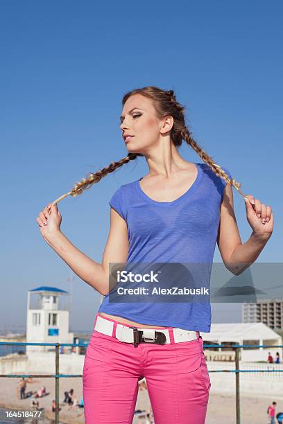 Foto de Uma Menina Com Tranças No Open Air e mais fotos de stock de 20 Anos - 20 Anos, 20-24 Anos, Adulto