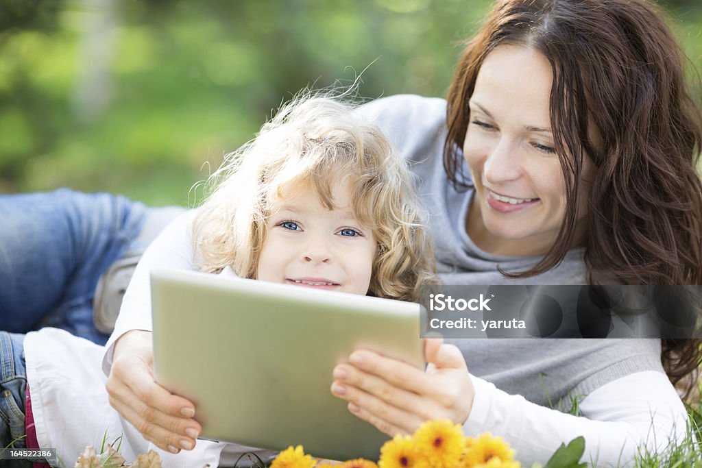 Femme et enfants à l'aide d'une tablette PC en plein air - Photo de Adulte libre de droits