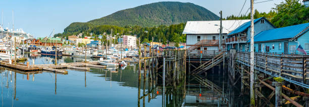 vue sur marina à ketchikan, alaska, états-unis - sport ketchikan alaska usa photos et images de collection