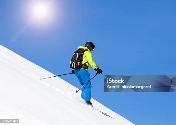 Foto de Downhill Esquiador e mais fotos de stock de Adulto - Adulto, Artigo de vestuário para cabeça, Atividade