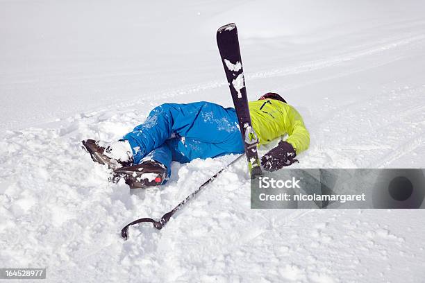 Acidente De Esqui - Fotografias de stock e mais imagens de Acidente - Conceito - Acidente - Conceito, Esqui - Equipamento Desportivo, Esqui - Esqui e snowboard