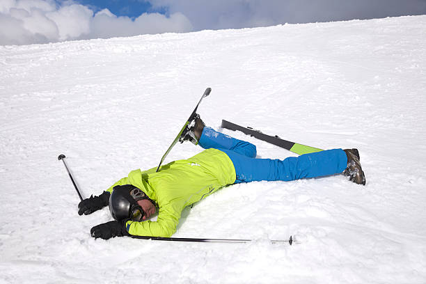 accidente de esquí - ski insurance fotografías e imágenes de stock