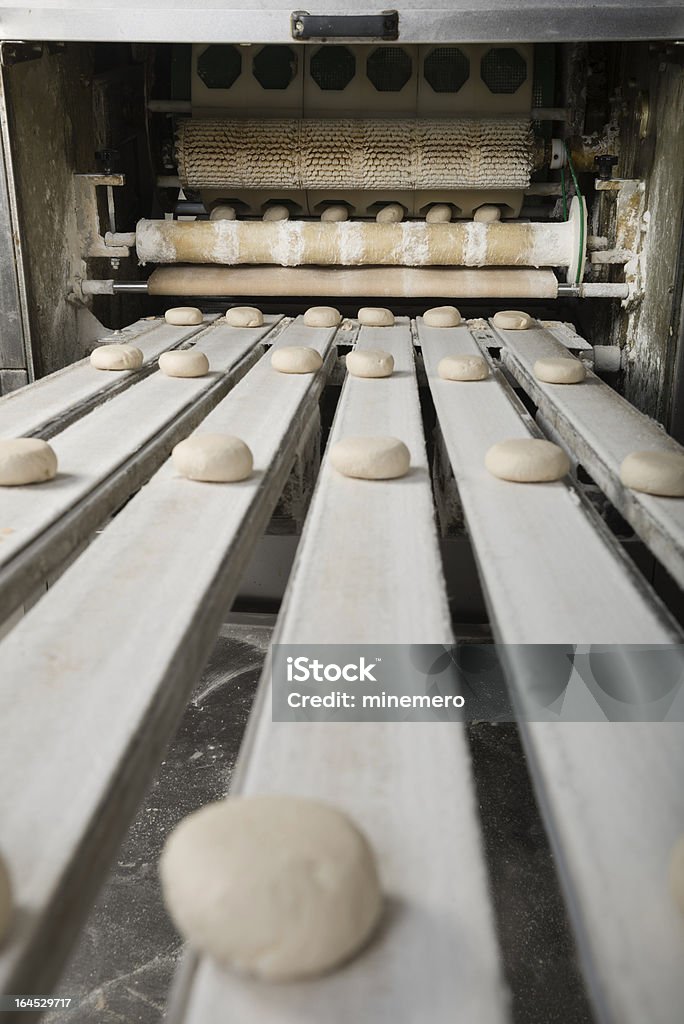 Производственная линия В bakery - Стоковые фото Завод по переработке пищевых продуктов роялти-фри
