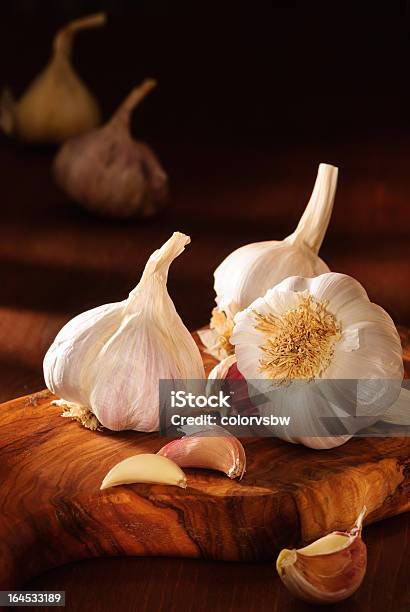 Knoblauch Stockfoto und mehr Bilder von Bauholz-Brett - Bauholz-Brett, Bund, Duftend