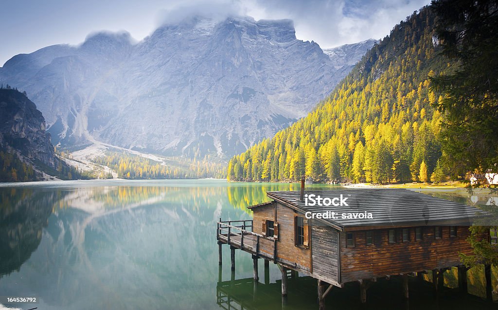 Braies озеро и хижина - Стоковые фото Барак роялти-фри