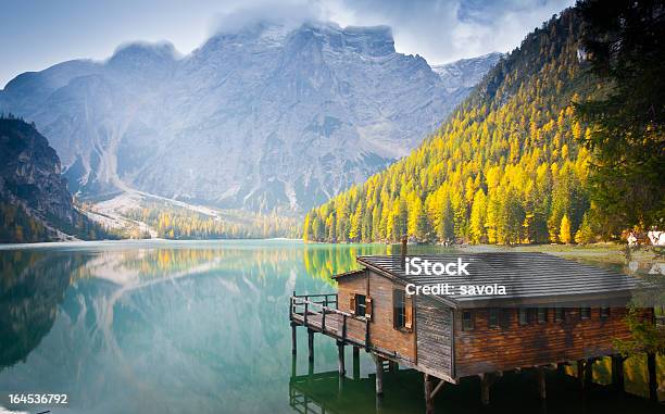 Braies Озеро И Хижина — стоковые фотографии и другие картинки Барак - Барак, Без людей, Больцано - Италия