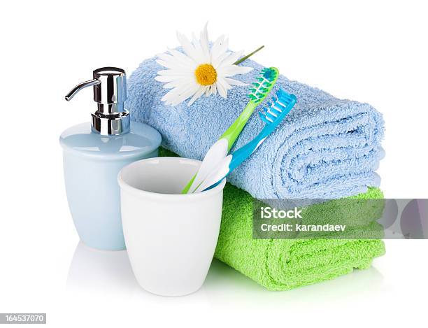歯ブラシ石鹸とタオル 2 枚 - カットアウトのストックフォトや画像を多数ご用意 - カットアウト, ソープディスペンサー, タオル