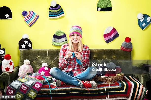 Bild Einer Strickenden Jungen Frau Auf Einer Couch Mit Wintermützen Stockfoto und mehr Bilder von Stricken