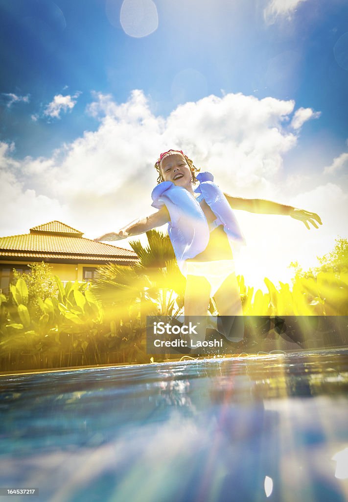 Sonriente niña en piscina - Foto de stock de Niño libre de derechos