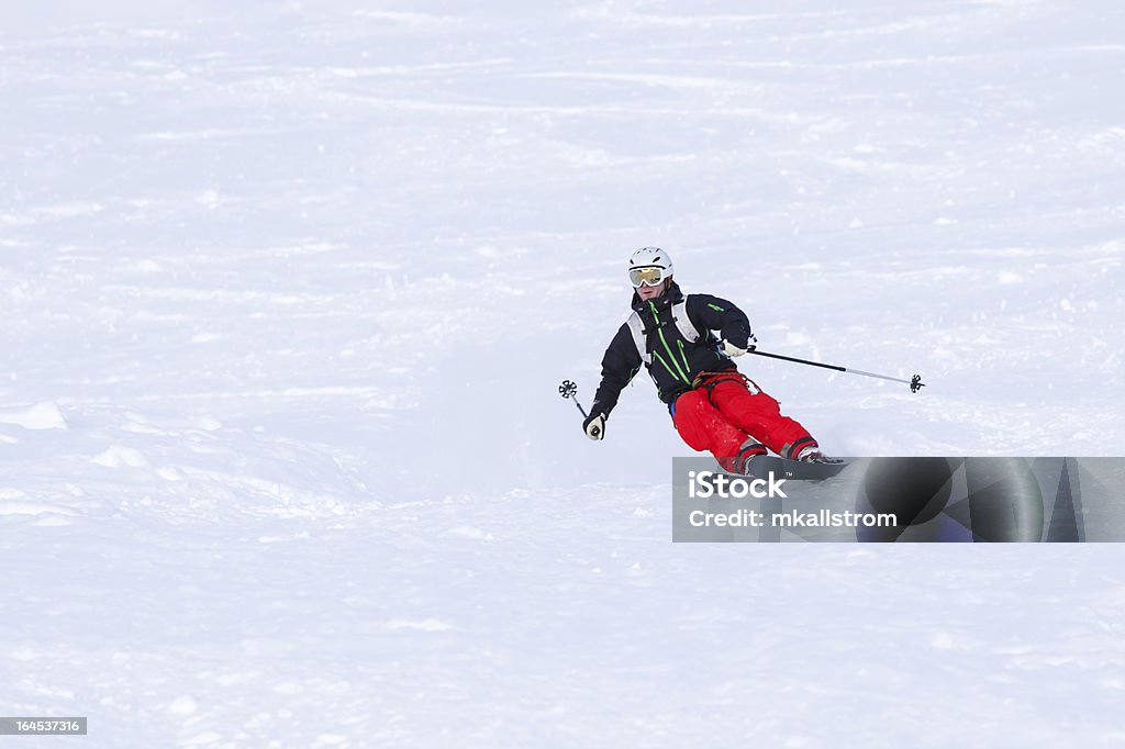 Sciatore tornitura in Neve farinosa - Foto stock royalty-free di Ambientazione esterna