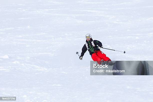 Sciatore Tornitura In Neve Farinosa - Fotografie stock e altre immagini di Ambientazione esterna - Ambientazione esterna, Casco da motociclista, Chamonix