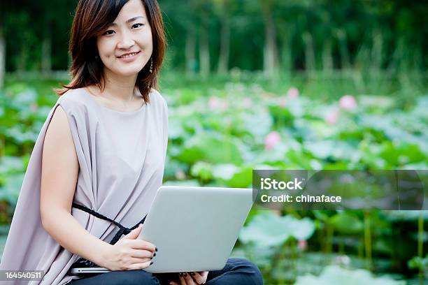 China Empresaria Sonriente Uso Portátil Foto de stock y más banco de imágenes de 20 a 29 años - 20 a 29 años, 20-24 años, 25-29 años