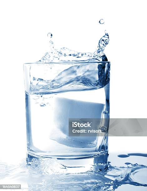 Foto de Gelo Em Um Copo De Água Com Splash e mais fotos de stock de Alimentação Saudável - Alimentação Saudável, Azul, Bebida