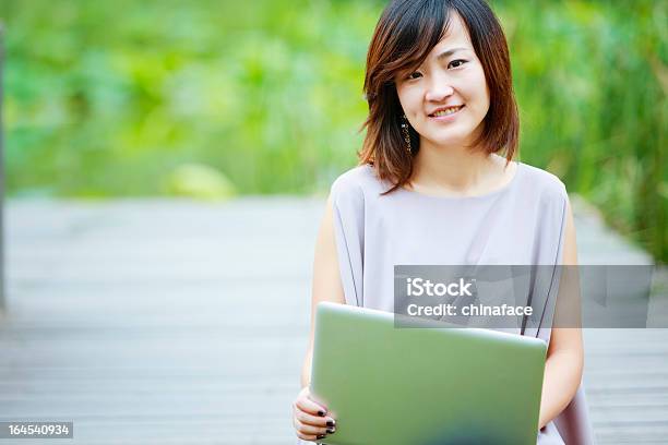 Sorridente Mulher De Negócios Chinês - Fotografias de stock e mais imagens de 20-24 Anos - 20-24 Anos, 20-29 Anos, 25-29 Anos