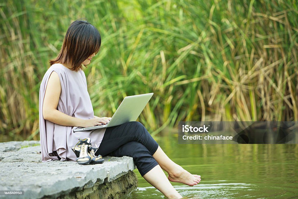 Китайский Деловая женщина с помощью ноутбука - Стоковые фото 20-24 года роялти-фри