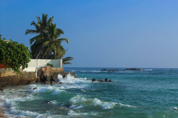 スリランカ南西海岸のインド洋の青い海、ウナワトゥナ - asia forest sri lanka rock ストックフォトと画像