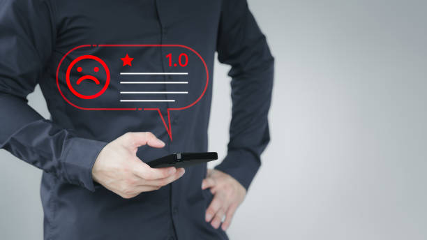 Business service concept of customer experience dissatisfied by smartphone. Man client with angry emotion face on virtual screen. Assessment testimonial review for dislike service and low quality. concepto de servicio empresarial de la experiencia del cliente insatisfecho por el teléfono inteligente. hombre cliente con cara de emoción enojada en pantalla virtual. evaluación de la revisión testimonial para el servicio de disgusto y baja calidad.