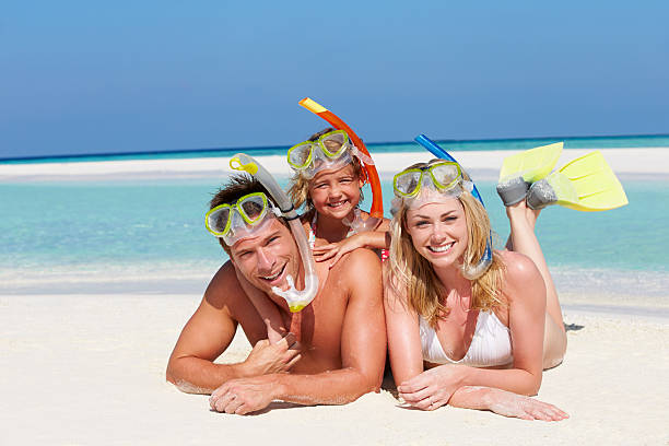 família com snorkels deitada na praia - sandbar imagens e fotografias de stock