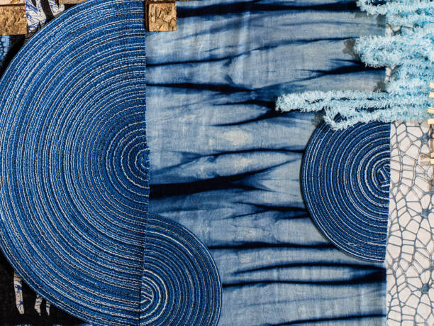 tie-dye blu e batik, un tessuto tinto indaco - batik pattern abstract decoration foto e immagini stock