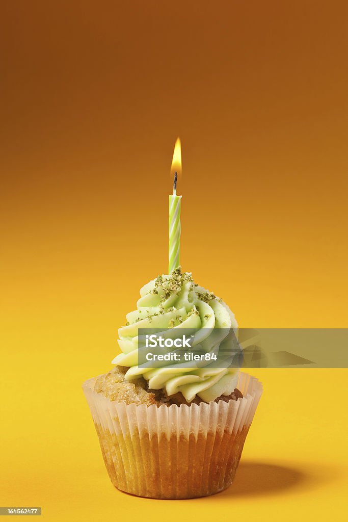 cupcake mit Kerze isoliert auf orange Hintergrund - Lizenzfrei Oranger Hintergrund Stock-Foto