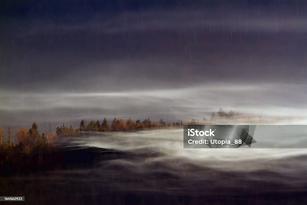 Herbst-Nebel auf die Wälder von fir tree, durchschnittliche moun - Lizenzfrei Berg Stock-Foto