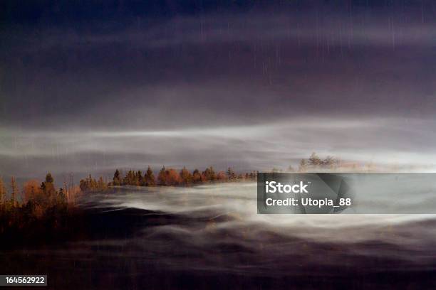 Herbstnebel Auf Die Wälder Von Fir Tree Durchschnittliche Moun Stockfoto und mehr Bilder von Berg