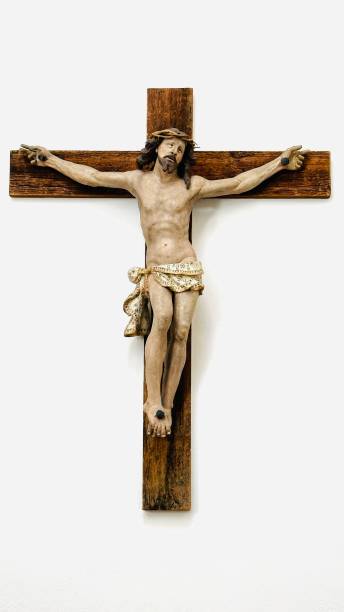 krucyfiks na białej ścianie - cross cross shape wood crucifix zdjęcia i obrazy z banku zdjęć