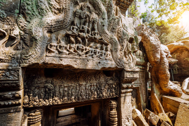 The outer gallery walls feature detailed bas-reliefs depicting scenes of Khmer daily life, battles, markets, festivals, and religious rituals. These carvings provide valuable insights into the culture and history of the Khmer Empire.