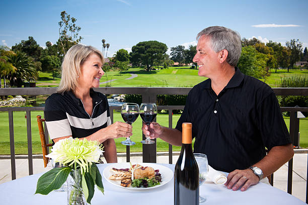 casal romântico de golfe - golf course golf people sitting - fotografias e filmes do acervo