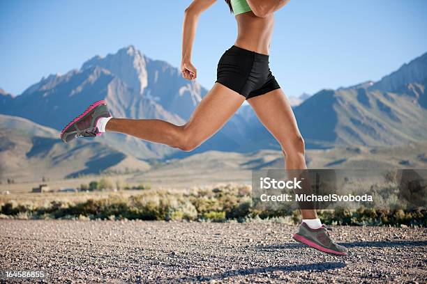 Corredor De Montanha - Fotografias de stock e mais imagens de Correr - Correr, Cruz - Forma, Jogging