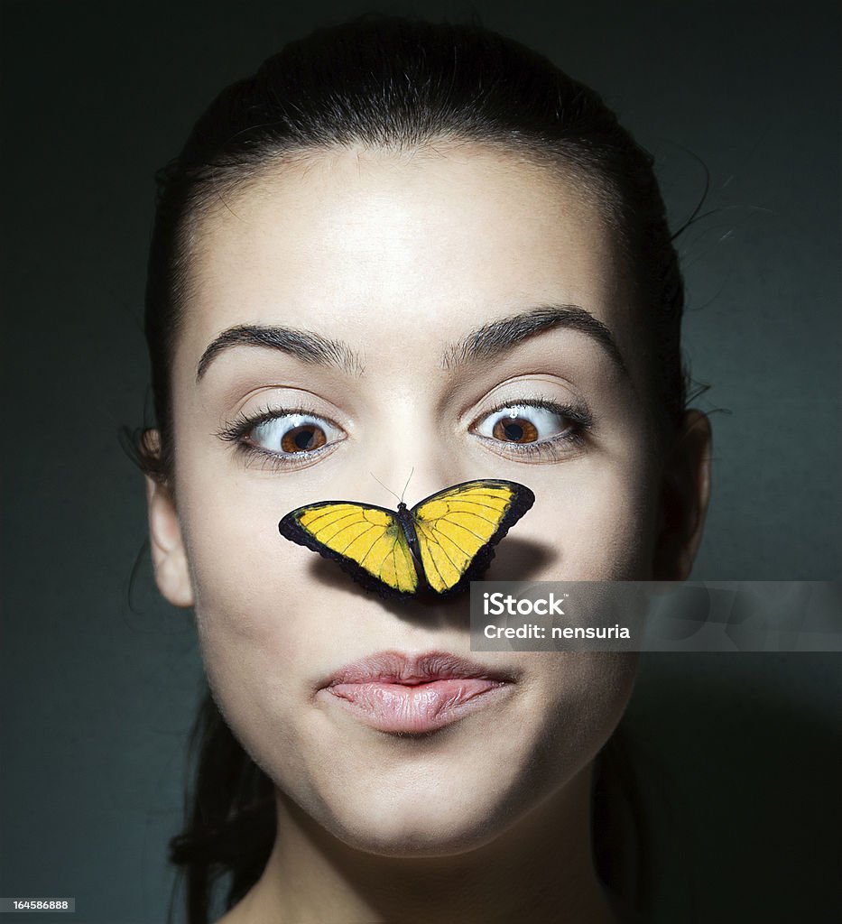 Chica sorprendida con una mariposa en la nariz - Foto de stock de Mariposa - Lepidópteros libre de derechos