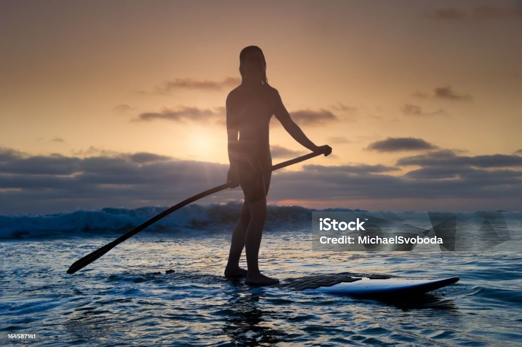 Pôr do sol de Stand-Up Paddle Boarding - Foto de stock de Adulto royalty-free