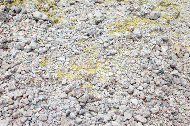 schwefel auf der oberfläche von kalkstein in einem vulkangestein - sulfide stock-fotos und bilder
