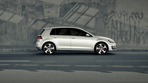 silver mk7 volkswagen golf gti in front of concrete wall - hatchback volkswagen golf volkswagen side view imagens e fotografias de stock