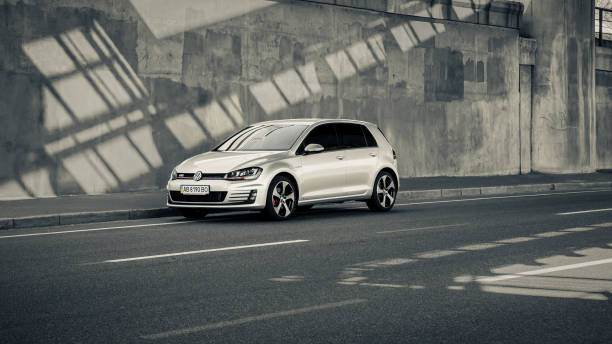 silberner mk7 volkswagen golf gti vor betonwand - hatchback volkswagen golf volkswagen side view stock-fotos und bilder