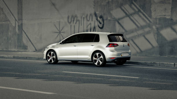 silver mk7 volkswagen golf gti in front of concrete wall - hatchback volkswagen golf volkswagen side view imagens e fotografias de stock