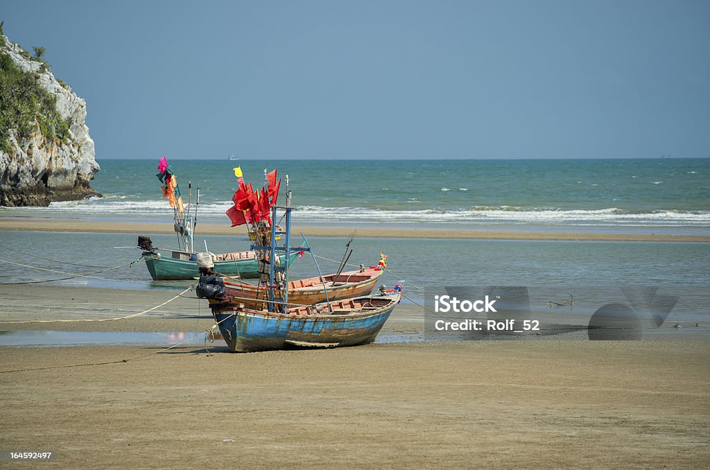 Barcos de pesca en Sam Irlanda Yot Beach, Tailandia - Foto de stock de Agua libre de derechos