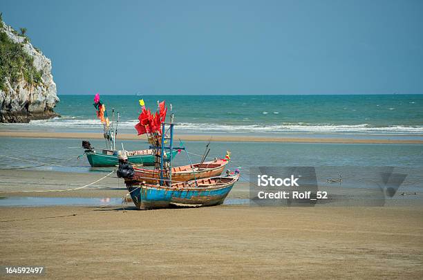 Лодки В Sam Roi Yot Пляже Таиланд — стоковые фотографии и другие картинки Sam Roi Yot district - Sam Roi Yot district, Азиатская культура, Азия