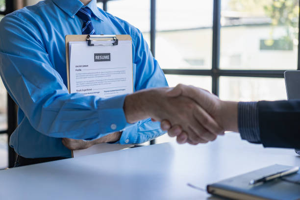 tomarse de la mano durante la entrevista de trabajo el solicitante le da la mano al entrevistador o empleador después de la entrevista de trabajo. conceptos de contratación y reclutamiento imágenes de cerca - opportunity handshake job business fotografías e imágenes de stock