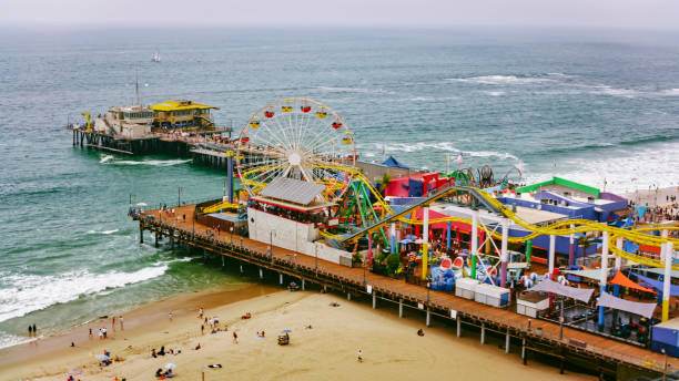 люди наслаждаются на пирсе санта-моники - amusement park santa monica ferris wheel santa monica beach стоковые фото и изображения