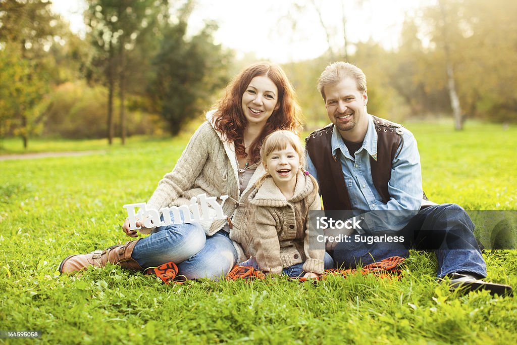 Famille heureuse à l'extérieur - Photo de Activité libre de droits