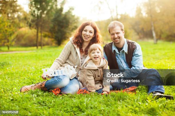 Photo libre de droit de Famille Heureuse À Lextérieur banque d'images et plus d'images libres de droit de Activité - Activité, Adulte, Amour