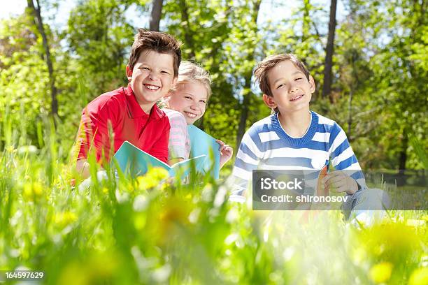 Photo libre de droit de Bonne Les Enfants banque d'images et plus d'images libres de droit de Amitié - Amitié, Assis, Beauté