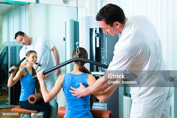 Foto de Paciente No Fisioterapia Fazem Terapia Física e mais fotos de stock de Fisioterapia - Fisioterapia, Exercício físico, Equipamento