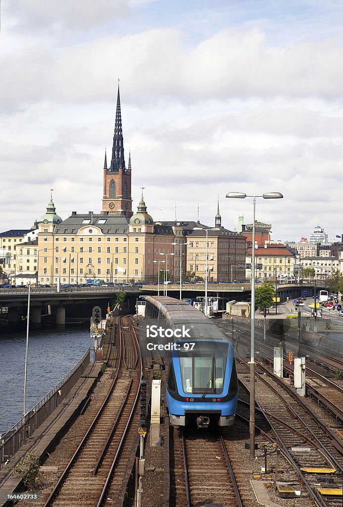 Tren de metro de Estocolmo la ciudad antigua, en el fondo. - Foto de stock de Estocolmo libre de derechos