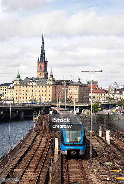 Tren De Metro De Estocolmo La Ciudad Antigua En El Fondo Foto de stock y más banco de imágenes de Estocolmo