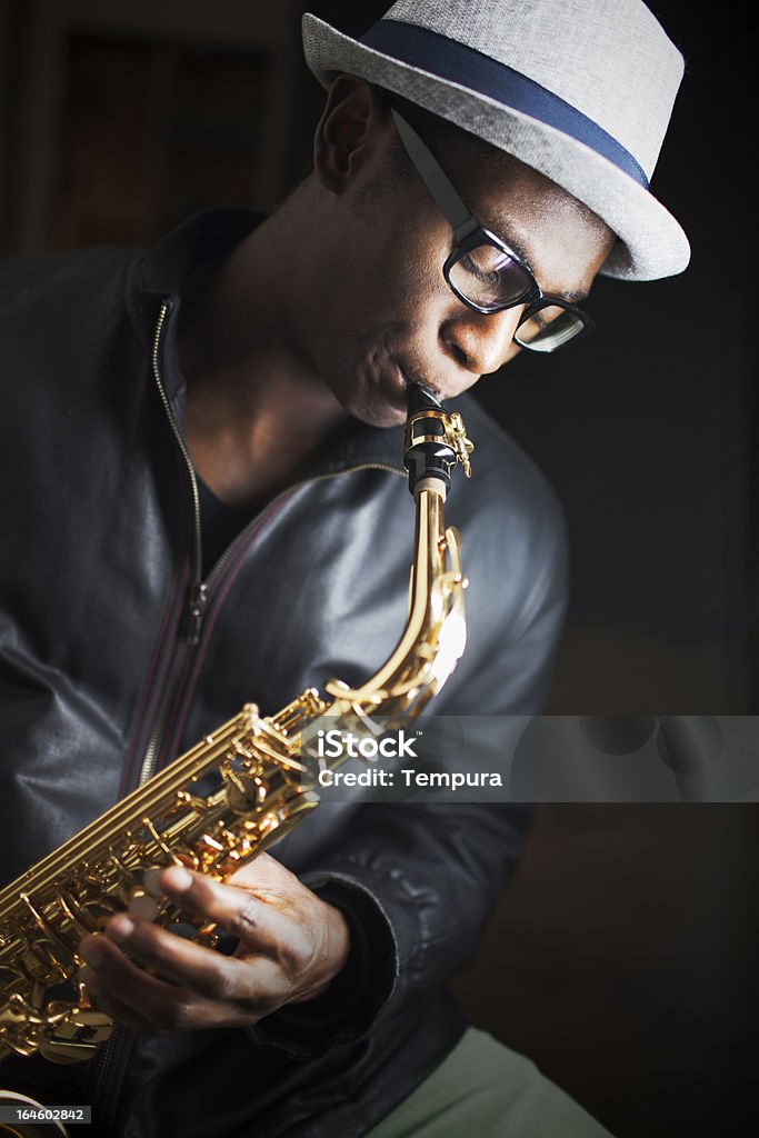 Saxophoniste au jam sesion - Photo de 20-24 ans libre de droits