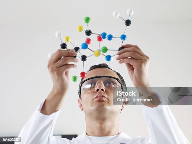 Wissenschaftler Hält Molekülmodell Stockfoto und mehr Bilder von Chemie - Chemie, Ein Mann allein, Eine Person